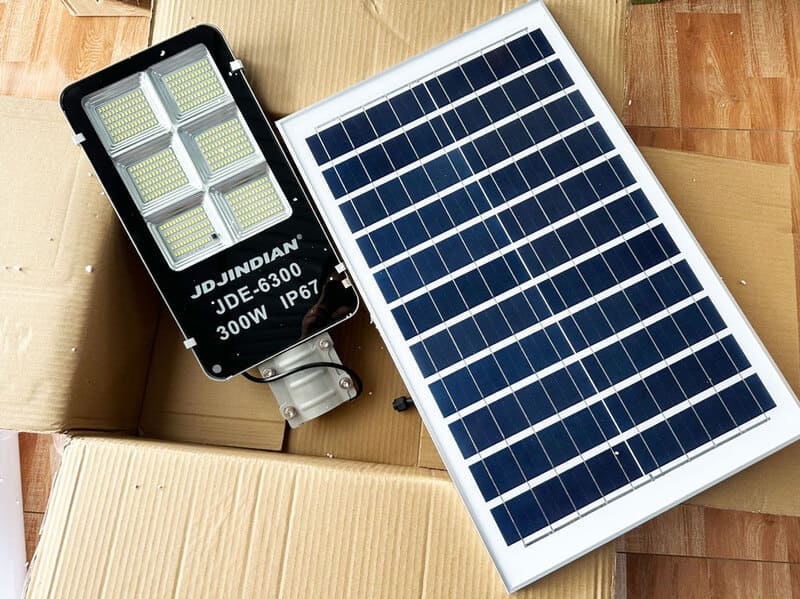 Nên vệ sinh bề mặt pin định kỳ